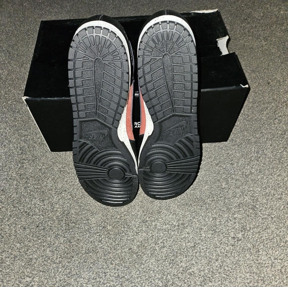 Sneakers - Picture 2 of 4